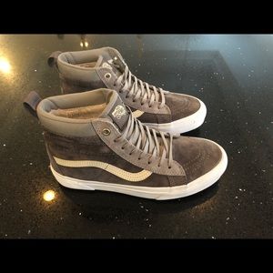 Women’s size 7 high top vans